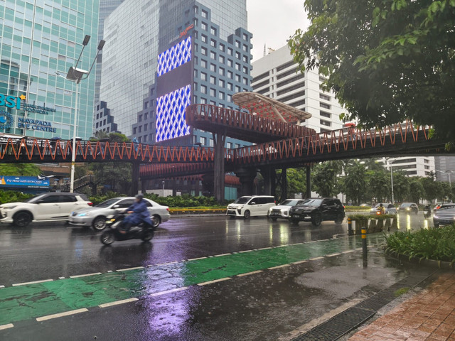 Kondisi lalu lintas terpantau ramai lancar di  Sudirman-Thamrin tepatnya di sekitar JPO Pinisi, Jakarta Pusat, Jumat (20/2/2026).  Foto: Jeni Ritanti/kumparan