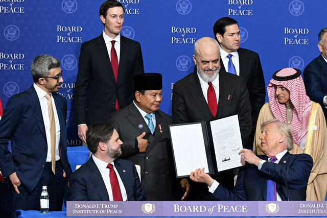 Presiden Prabowo Subianto (keempat kiri) berbincang dengan Presiden Amerika Serikat Donald Trump (ketiga kanan) saat KTT Dewan Perdamaian (BoP) di Donald J. Trump US Institute of Peace, Washington DC, Amerika Serikat, Kamis (19/2/2026). Foto: Dok. Sekretariat Presiden/HO via Antara