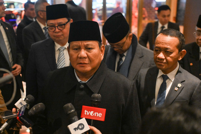 Presiden Prabowo Subianto didampingi Menko Perekonomian Airlangga Hartarto, Menlu Sugiono dan Menteri ESDM Bahlil Lahadalia menyampaikan keterangan usai menghadiri KTT Dewan Perdamaian (BoP) di Washington DC, Amerika Serikat, Kamis (19/2/2026).  Foto: Hafidz Mubarak A/ANTARA FOTO