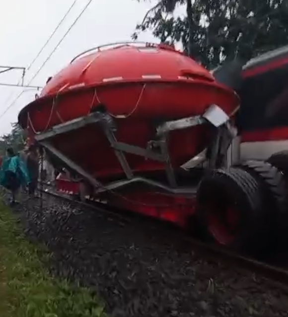 Kecelakaan Commuter Line Bandara Soekarno-Hatta dan truk di perlintasan Poris, Tangerang, Jumat (20/2/2026) dok Istimewa