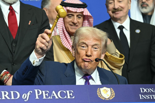 Presiden AS Donald Trump memegang palu selama upacara penandatanganan pada pertemuan perdana "Dewan Perdamaian" di Institut Perdamaian AS di Washington, DC, pada 19 Februari 2026. Foto: Saul Loeb/AFP