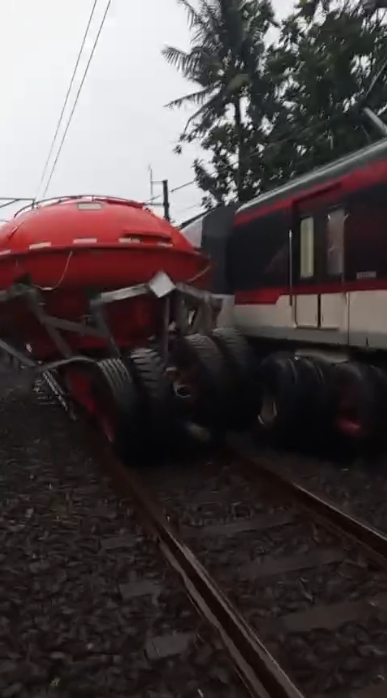 Kecelakaan kereta Bandara Soekarno-Hatta dengan truk terjadi di perlintasan kereta api Poris, Tangerang, Jumat (20/2/2026). Foto: Dok. Istimewa