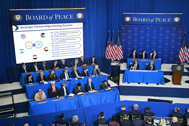 Presiden AS Donald Trump (kanan) duduk bersama Wakil Presiden AS JD Vance saat menghadiri pertemuan perdana "Dewan Perdamaian" di Institut Perdamaian AS di Washington, DC, pada 19 Februari 2026. Foto: Saul Loeb/AFP