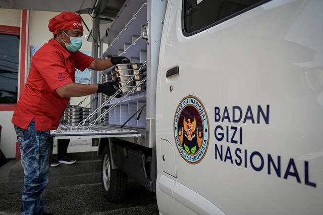  Petugas menyiapkan makanan ke dalam mobil untuk didistribusikan ke sekolah untuk program Makan Bergizi Gratis (MBG). Foto: Fauzan/ANTARA FOTO
