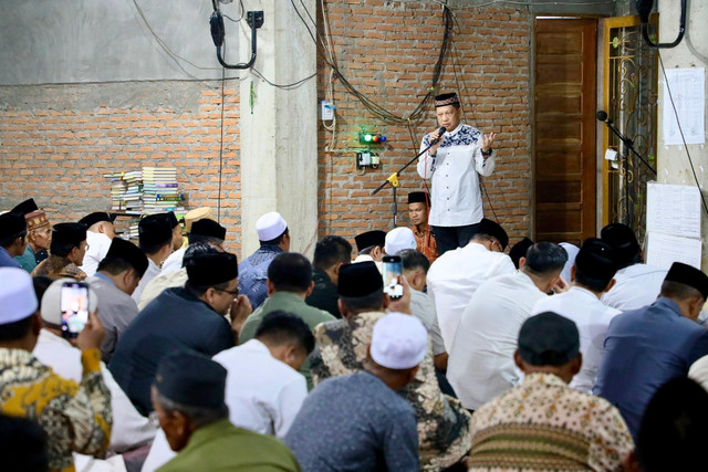 Mendagri sekaligus Kasatgas Percepatan Rehabilitasi dan Rekonstruksi Pascabencana Wilayah Sumatera melaksanakan salat tarawih berjemaah bersama masyarakat Aceh Tamiang di Masjid Darussalam Kampung Simpang Empat, Kamis (19/2/2026). Foto: Dok. Kemendagri