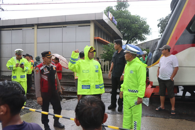 Proses evakuasi kereta Bandara Soekarno-Hatta dan truk pengangkut skoci yang kecelakaan di jalur lintasan Stasiun Poris, Kota Tangerang, Jumat, (20/2/2026). Foto: Dok. Istimewa