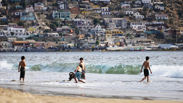 Anak-anak sedang bermain di tepi pantai. Sumber foto: pixabay.com