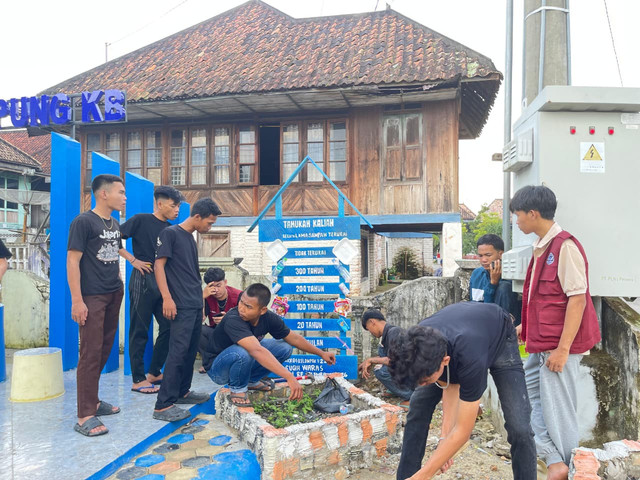 pemasangan plang dibantu oleh karang taruna desa sugih waras
