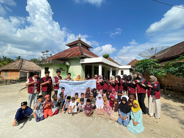 Pemasangan banner di TPA