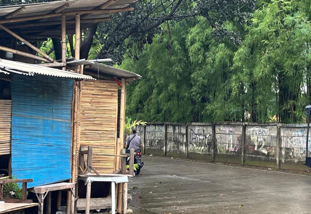 Bangunan semi permanen yang diduga lapak prostitusi berkedok karaoke liar di sisi JORR W2, Meruya Selatan. dok: Istimewa