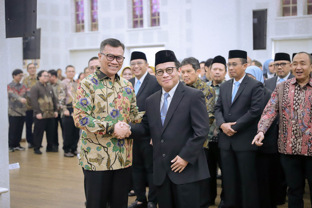 Menteri Koordinator Bidang Pemberdayaan Masyarakat Republik Indonesia Muhaimin Iskandar memimpin serah terima jabatan direksi dan dewan pengawas BPJS Kesehatan serta Ketenagakerjaan, dengan masa jabatan baru periode 2026-2031 di Jakarta, Jumat (20/2) Foto: Jamal Ramadhan/kumparan