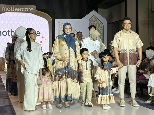 Zaskia Sungkar dan Irwansyah di fashion show Mothercare bersama Klamby dan KAMI Foto: Nabilla Fatiara/kumparan