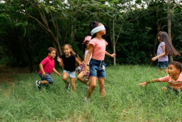 Ilmustrasi anak-anak memainkan kucing rabun di sebuah taman. Sumber foto: unsplash.com