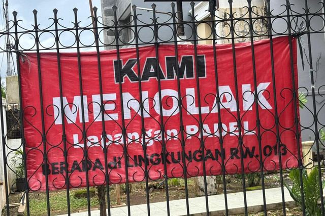 Spanduk penolakan padel di sebuah perumahan kawasan Kayu Putih, Pulo Mas, Jakarta, Jumat (20/2/2026). Foto: Abid Raihan/kumparan
