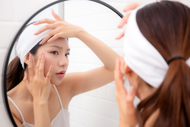 Perempuan bercermin. Foto: NT_Studio/shutterstock