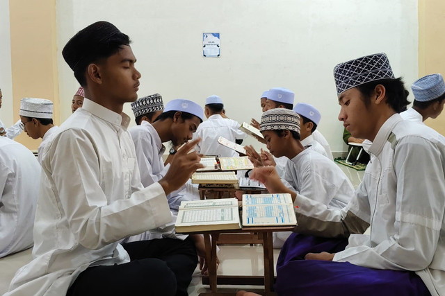 Santri tuna rungu membaca Al-Quran di Ponpes Tunarungu Darul Ashom, Sleman, Jumat (20/2/2026). Foto: Arfiansyah Panji Purnandaru/kumparan