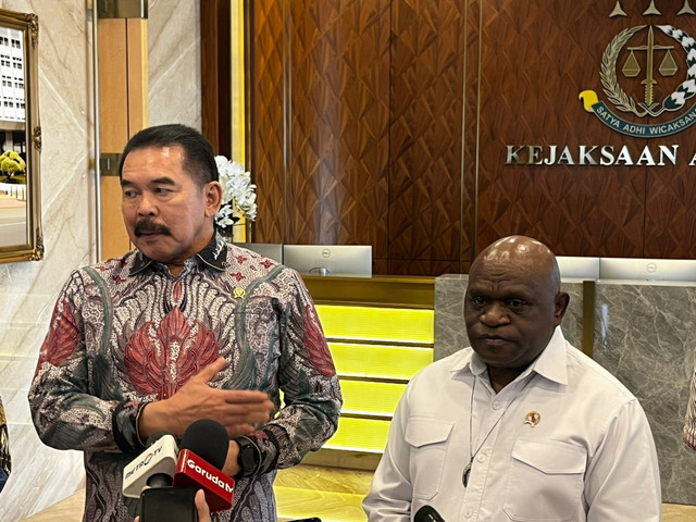 Jaksa Agung ST Burhanuddin bersama Menteri Ham Natalius Pigasi di Kantor Kejaksaan Agung, Jakarta Selatan, Jumat (20/2).  Foto: Rayyan/Kumparan