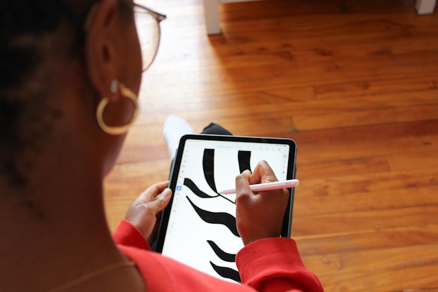 Ilustrasi tablet untuk menggambar 2026. Foto: Unsplash.