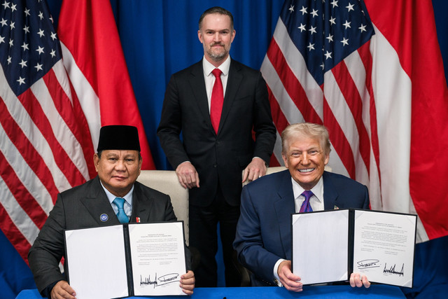 Presiden Prabowo Subianto dan Presiden AS Donald Trump teken kesepakatan tarif dagang di Washington, AS, Kamis (19/2/2026). Foto: White House