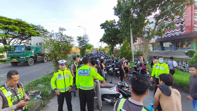 Satlantas Polresta Sidoarjo razia balap liar di Jalan Arteri Porong, Kabupaten Sidoarjo, Jumat (20/2/2026). Foto: Dok. Polresta Sidoarjo