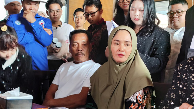 Ayah Fandi Ramadhan, Sulaeman (kiri), dan ibu Fandi, Nirwana. Foto: Jonathan Devin/kumparan