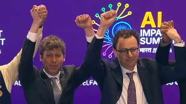 Momen CEO OpenAI, Sam Altman, dan CEO Anthropic, Dario Amodei, tidak saling berjabat tangan seperti tokoh teknologi lainnya saat sesi foto bersama di panggung India AI Impact Summit, Kamis (19/2) waktu setempat. Foto: Narendra Modi/YouTube