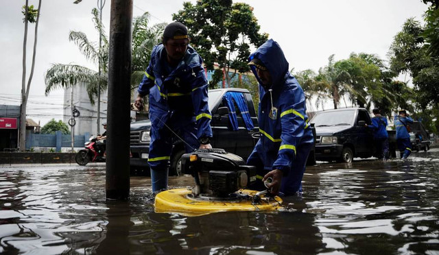 Sudin SDA Jakarta Barat mengerahkan pompa untuk menyedot genangan di Jalan Raya Daan Mogot. dok: Dinas SDA Jakbar