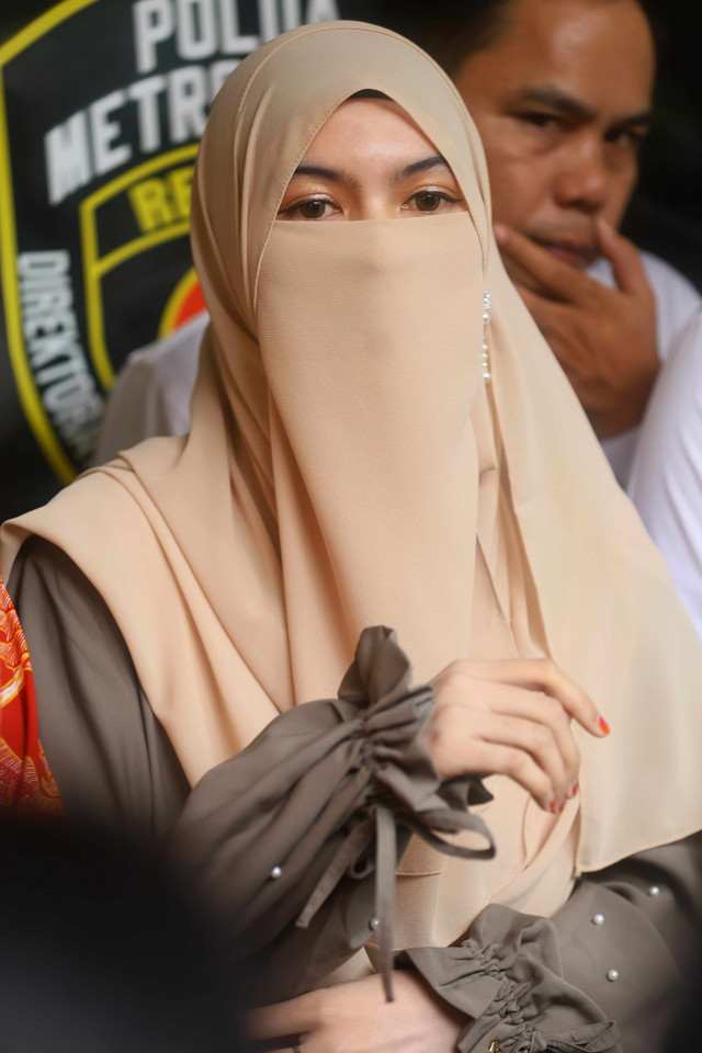 Wardatina Mawa menjalani pemeriksaan terkait laporan dugaan perzinaan di Direktorat PPA PPO Polda Metro Jaya, Jakarta, Jumat, (20/02/2025). Foto: Agus Apriyanto