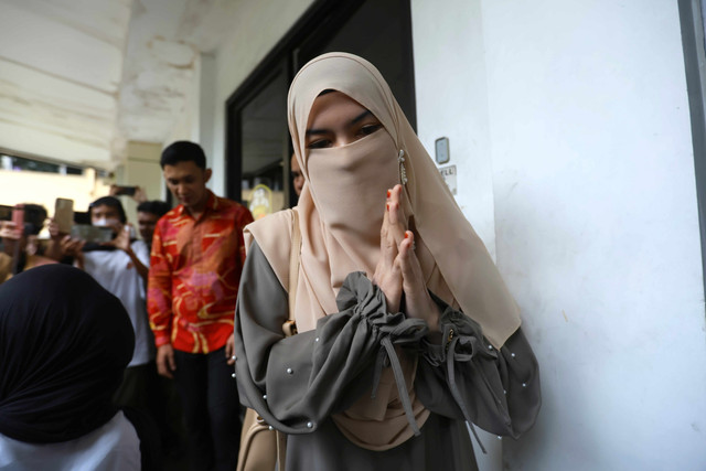 Wardatina Mawa menjalani pemeriksaan terkait laporan dugaan perzinaan di Direktorat PPA PPO Polda Metro Jaya, Jakarta, Jumat, (20/02/2025). Foto: Agus Apriyanto
