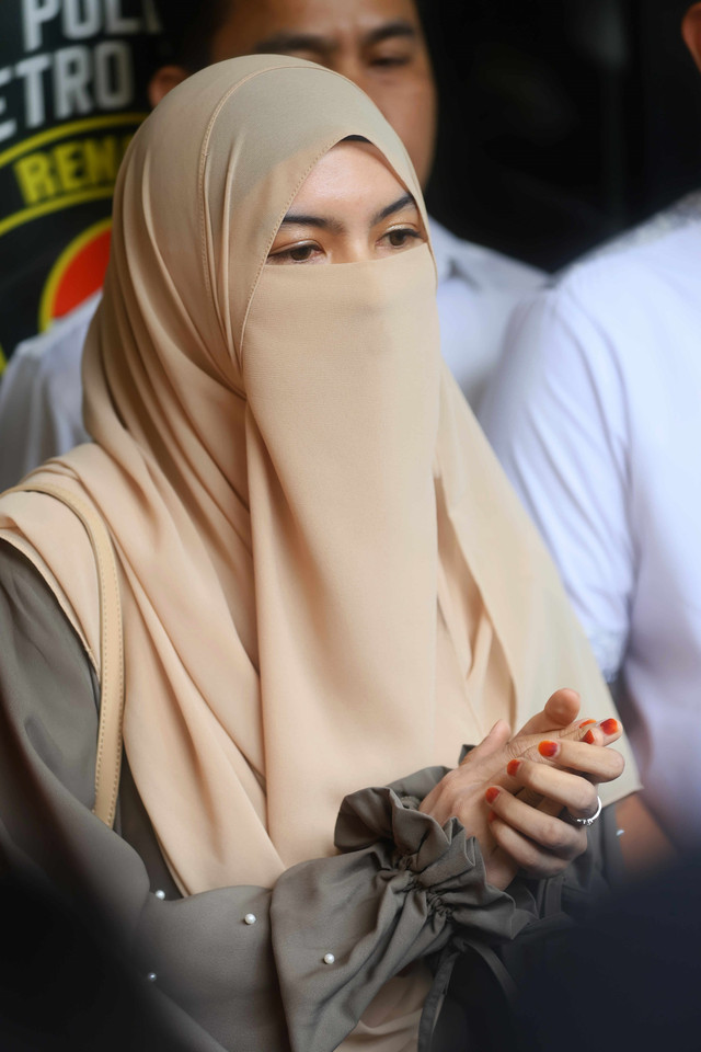 Wardatina Mawa menjalani pemeriksaan terkait laporan dugaan perzinaan di Direktorat PPA PPO Polda Metro Jaya, Jakarta, Jumat, (20/2/2025). Foto: Agus Apriyanto