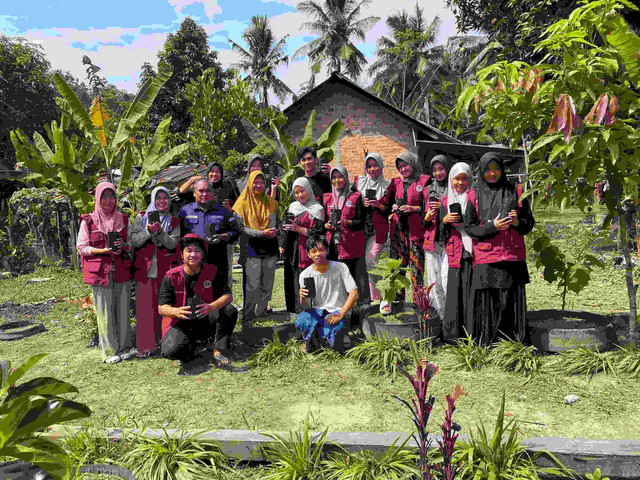 Penyerahan bibit tomat ke Toga