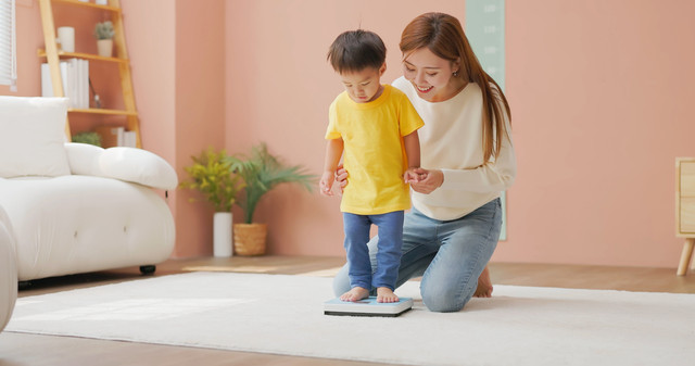 Ilustrasi menimbang berat badan anak. Foto: aslysun/Shuttterstock
