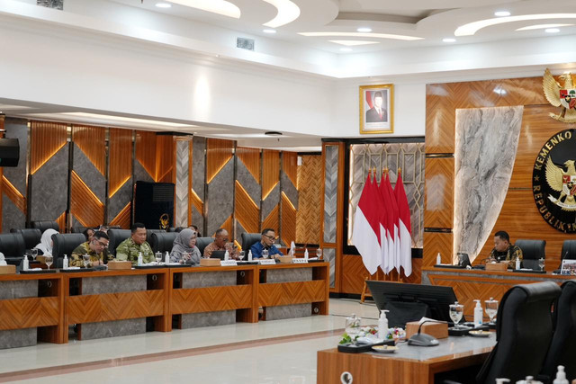 Menko Polkam Djamari Chaniago dalam rapat koordinasi bertema "Ancaman terhadap Keamanan Udara Nasional dan Fasilitas Umum di Wilayah Papua" di Kantor Kemenko Polkam, Jakarta, Jumat (20/2/2026). Foto: Kemenko Polkam