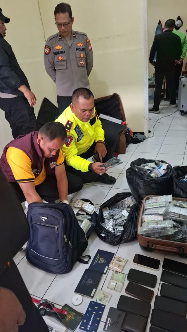 Petugas Kepolisian Polsek Bojongsoang saat melakukan penggerebekan pada rumah warga yang diduga pelaku penyebaran Obat Keras Tertentu (OKT), Jumat (20/2). Foto: Dok. Polsek Bojongsoang