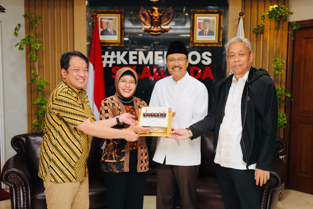 Menteri Sosial Saifullah Yusuf saat bertemu dengan Kepala BPS Amalia Adininggar Widyasanti dalam rangka satu tahun DTSEN di Kantor Kemensos, Jakarta, Jumat (20/2/2026). Foto: Dok. Biro Humas Kemensos/Bayu Aprianto
