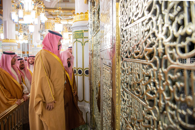 Putra Mahkota Arab Saudi Pangeran MBS berziarah ke malam Nabi Muhammad Saw di Masjid Nabawi Madinah, Jumat (20/2/2026). Foto: X/ @imarat_almadina