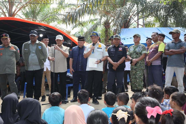 Menteri Dalam Negeri RI, Tito Karnavian saat kunjungan kerja ke Dusun Kareung, Desa Buket Linteung, Kecamatan Langkahan, Aceh Utara, Jumat (20/2/2026). Foto: Kemendag RI