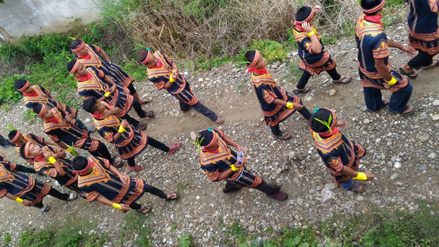 Sekelompok seniman "Saman" melintas menuju perhelatan 'gelar 10.000 penyaji' di Seribu Bukit Stadium, Gayo Lues, Aceh (dok. pribadi, 2017).