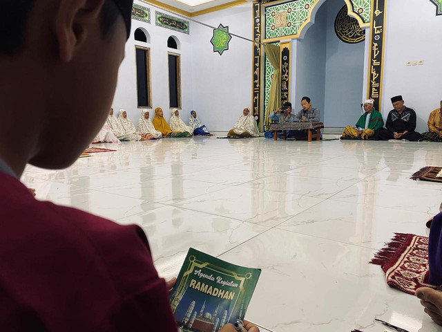 Anak-anak Desa Taraban membawa buku Agenda Ramadan saat mengikuti kuliah subuh di Musholla Al-Ikhlas Tegong