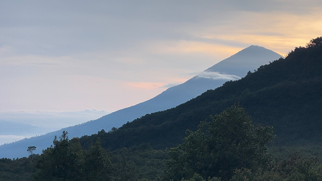 Foto pemandangan Gunung Cikuray dari Tebing Soni saat matahari terbit (Sumber: Dokumentasi Pribadi/Nandi)