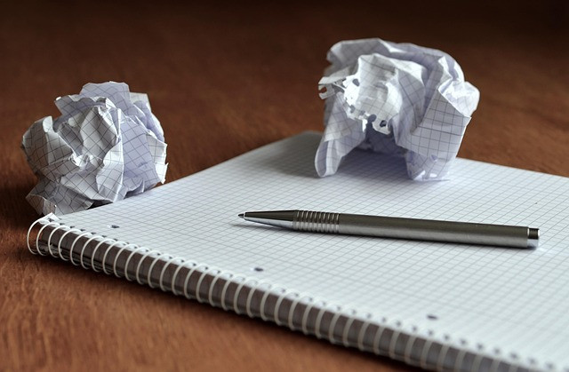 Sobekan kertas merupakan bahan yang dapat digunakan untuk permainan sundung khulah. Sumber foto: pixabay.com
