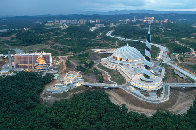Foto udara Masjid Negara yang berdampingan dengan Basilika (Gereja Katolik) di kawasan Ibu Kota Nusantara (IKN), Penajam Paser Utara, Kalimantan Timur, Rabu (18/2/2026). Foto: M Risyal Hidayat/ANTARA FOTO