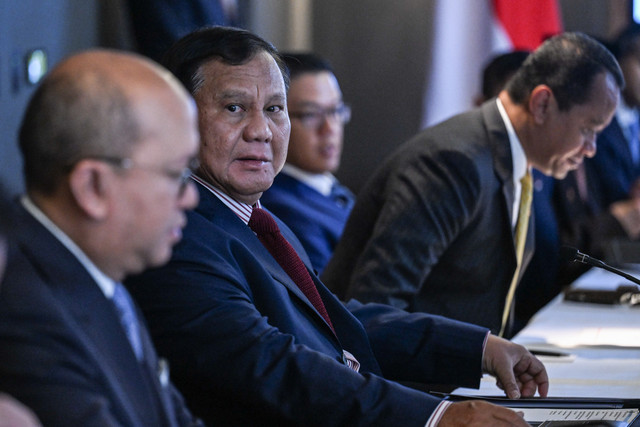 Presiden Prabowo Subianto (kedua kiri) didampingi CEO Danantara Rosan Roeslani (kiri) dan Menteri ESDM Bahlil Lahadalia (kanan) mengikuti forum bisnis di Washington DC, Amerika Serikat, Jumat (20/2/2026). Foto: Hafidz Mubarak A/ANTARA FOTO