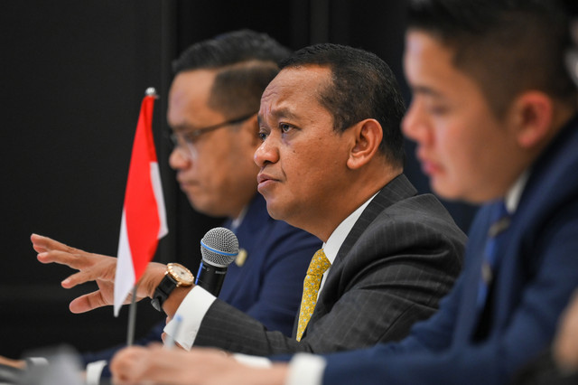 Menteri ESDM Bahlil Lahadalia bersama Sekretaris Kabinet Teddy Indra Wijaya dan Direktur Utama Pertamina Simon Aloysius Mantiri memberikan keterangan pers terkait perjanjian perdagangan timbal balik (ART) Indonesia-AS di bidang ESDM di Washington DC. Foto: Hafidz Mubarak A/ANTARA FOTO