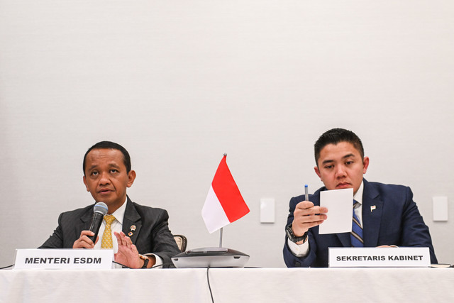 Menteri ESDM Bahlil Lahadalia bersama Sekretaris Kabinet Teddy Indra Wijaya dan Direktur Utama Pertamina Simon Aloysius Mantiri memberikan keterangan pers terkait perjanjian perdagangan timbal balik (ART) Indonesia-AS di bidang ESDM di Washington DC. Foto: Hafidz Mubarak A/ANTARA FOTO