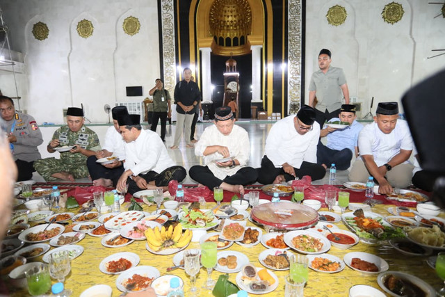 Kasatgas Tito Ikuti Buka Bersama dan Serahkan Bantuan Kemasyarakatan kepada Masyarakat Lhokseumawe Foto: Dok. Puspen Kemendagri