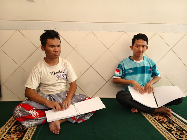 Egi Jordi (22 tahun, baju biru) dan Fajar Kustiyono (18 tahun, baju putih) dua anak didik Yayasan Kesejahteraan Tunanetra Islam (Yaketunis) Yogyakarta yang jadi guru ngaji untuk teman-temannya sesama tunanetra. Foto: Arfiansyah Panji Purnandaru/kumparan