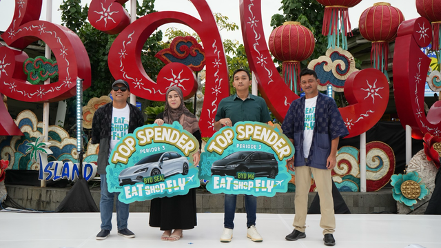 Pemenang Periode Ketiga Sarah Triandani (kedua dari kiri) dan Top Spender Muhammad Fikrie (kedua dari kiri) mendapat hadiah mobil listrik program Eat Shop Fly InJourney Airports di Bandara Internasional I Gusti Ngurah Rai, Jumat (20/2). Foto: Dok. InJourney