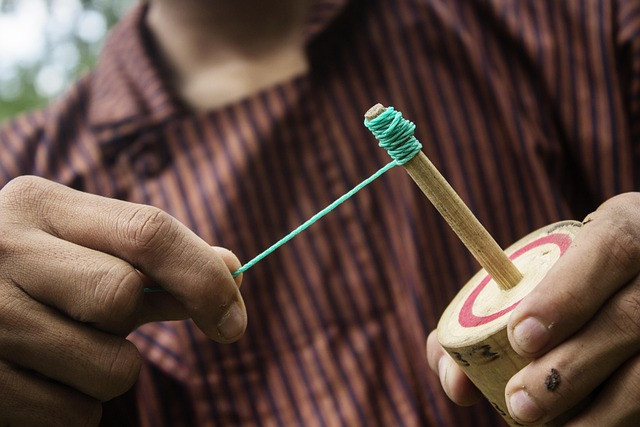 Prinsip memutar gasing dengan tali pada poros digunakan juga dalam permainan ketekhan. Sumber foto: pixabay.com