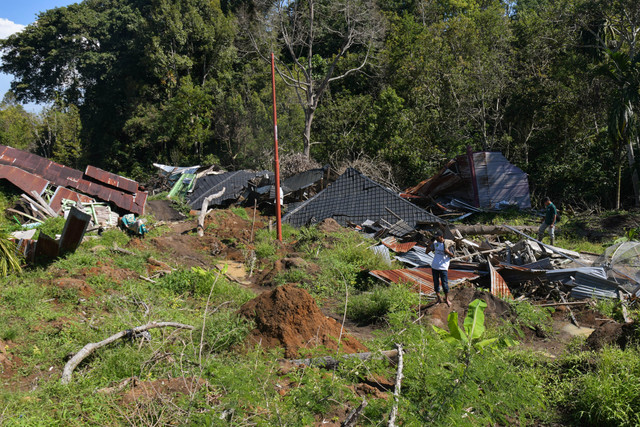 Penyintas bencana melihat rumah yang rusak akibat tertimbun tanah longsor di Dusun Pintu Rimba, Desa Pantan Kemuning, Kabupaten Bener Meriah, Aceh, Sabtu (21/2/2026). Foto: Arnas Padda/ANTARA FOTO